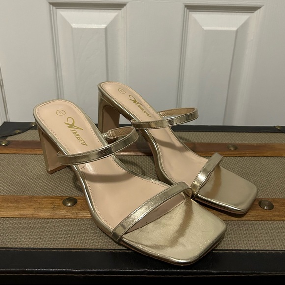 GOLD SQUARE TOE HEELS SIZE 8 - Picture 1 of 4